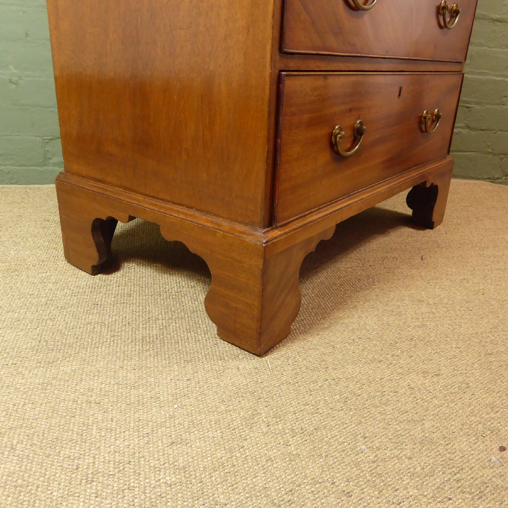 18TH C MAHOGANY CHEST OF DRAWERS OF GOOD PROPORTIONS View VI