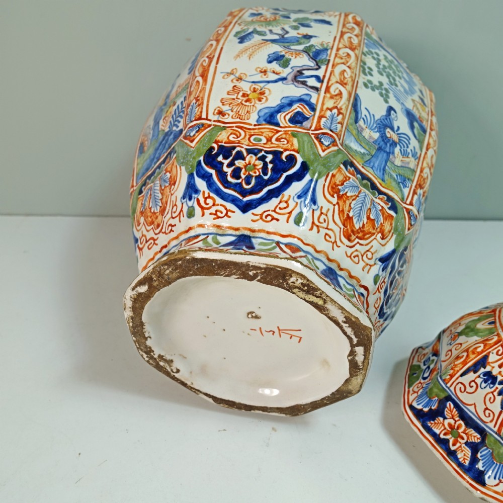 18TH C DELFT  VASE & COVER View V