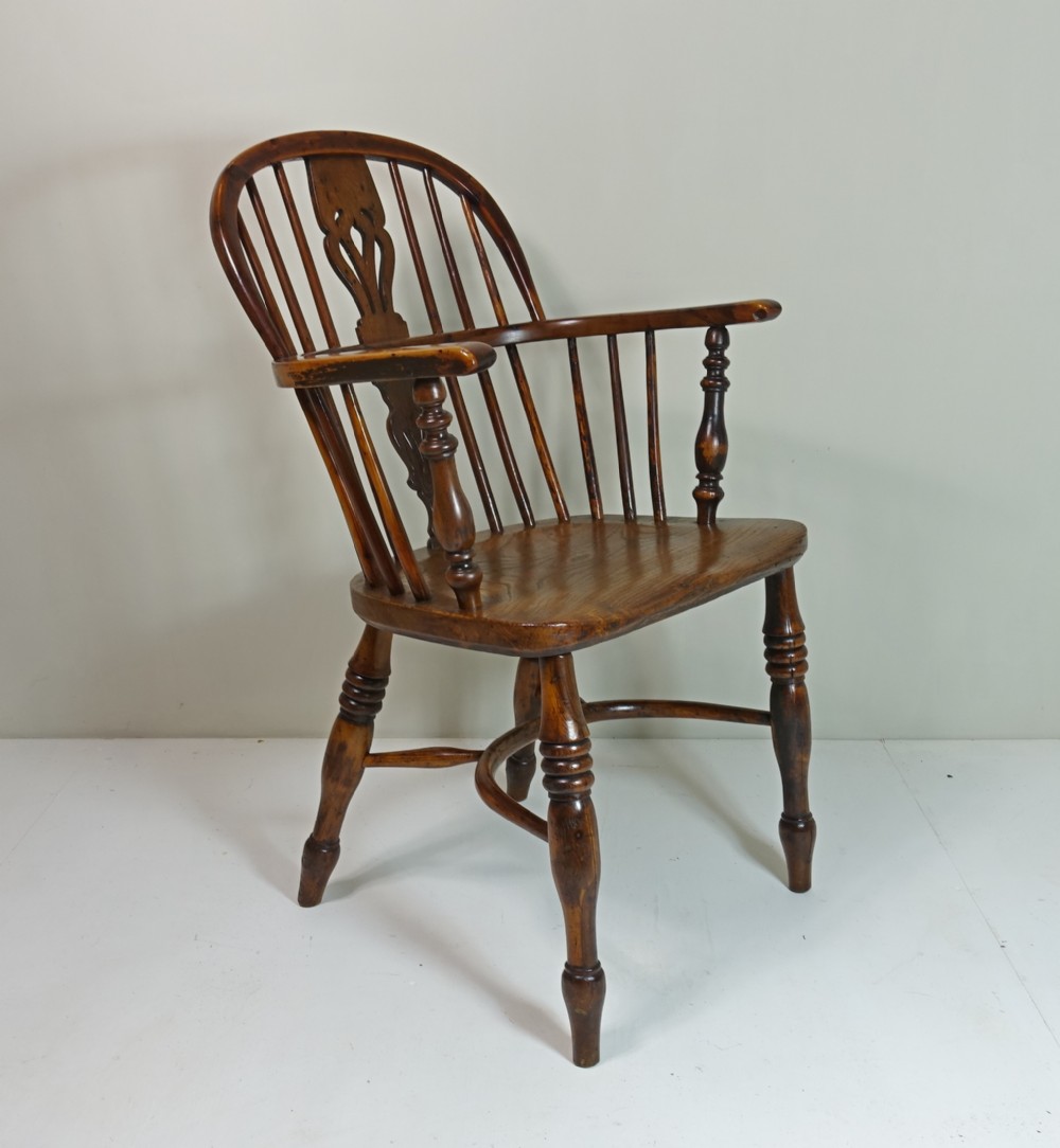 EARLY 19TH C YEW & ELM WINDSOR CHAIR