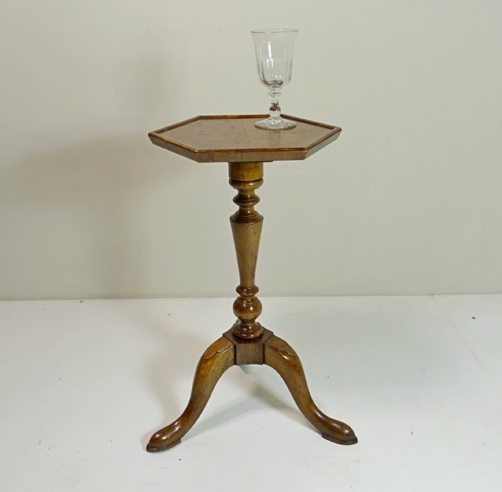 WALNJUT DRINKS TABLE BY TOZER