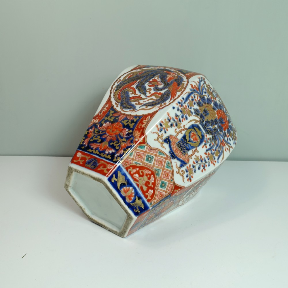 19TH C IMARI VASE & COVER View III
