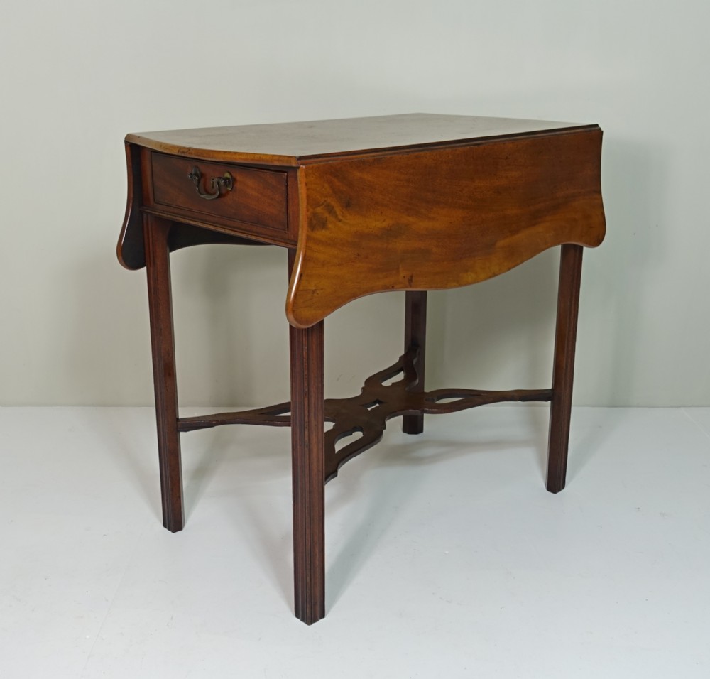 GEORGE III MAHOGANY PEMBROKE TABLE