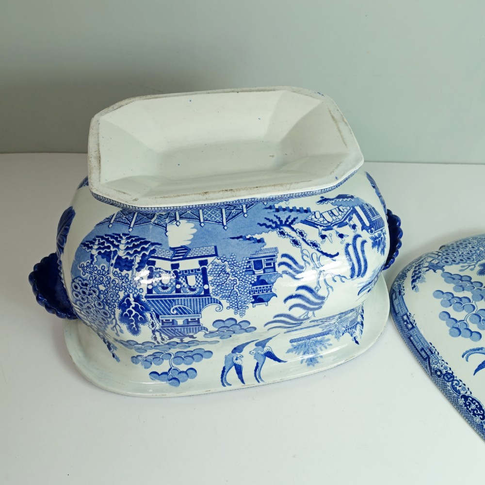 19TH C BLUE & WHITE TUREEN WITH COVER View IV