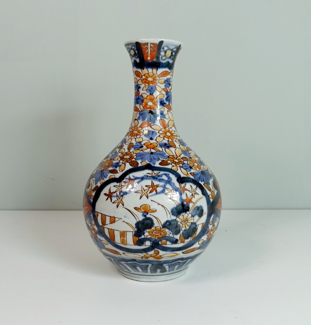 19TH C IMARI VASE