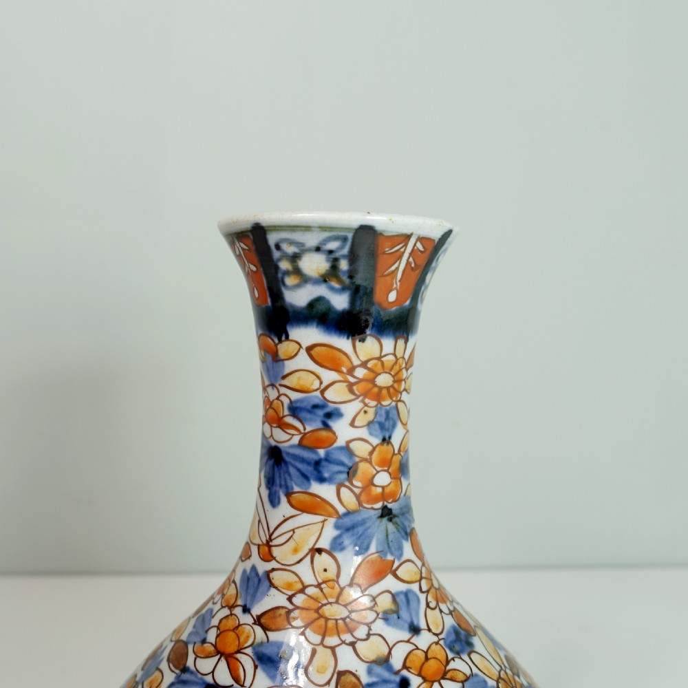 19TH C IMARI VASE View V