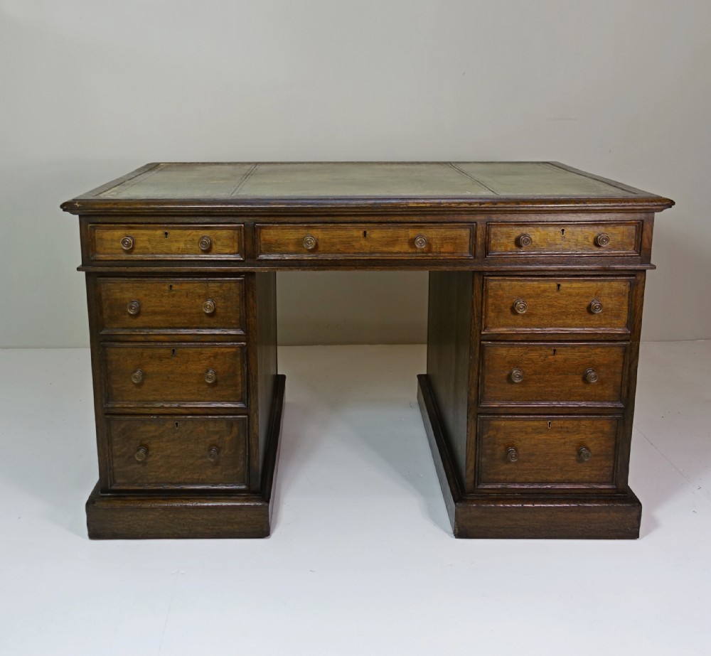 19T C OAK PEDESTAL DESK