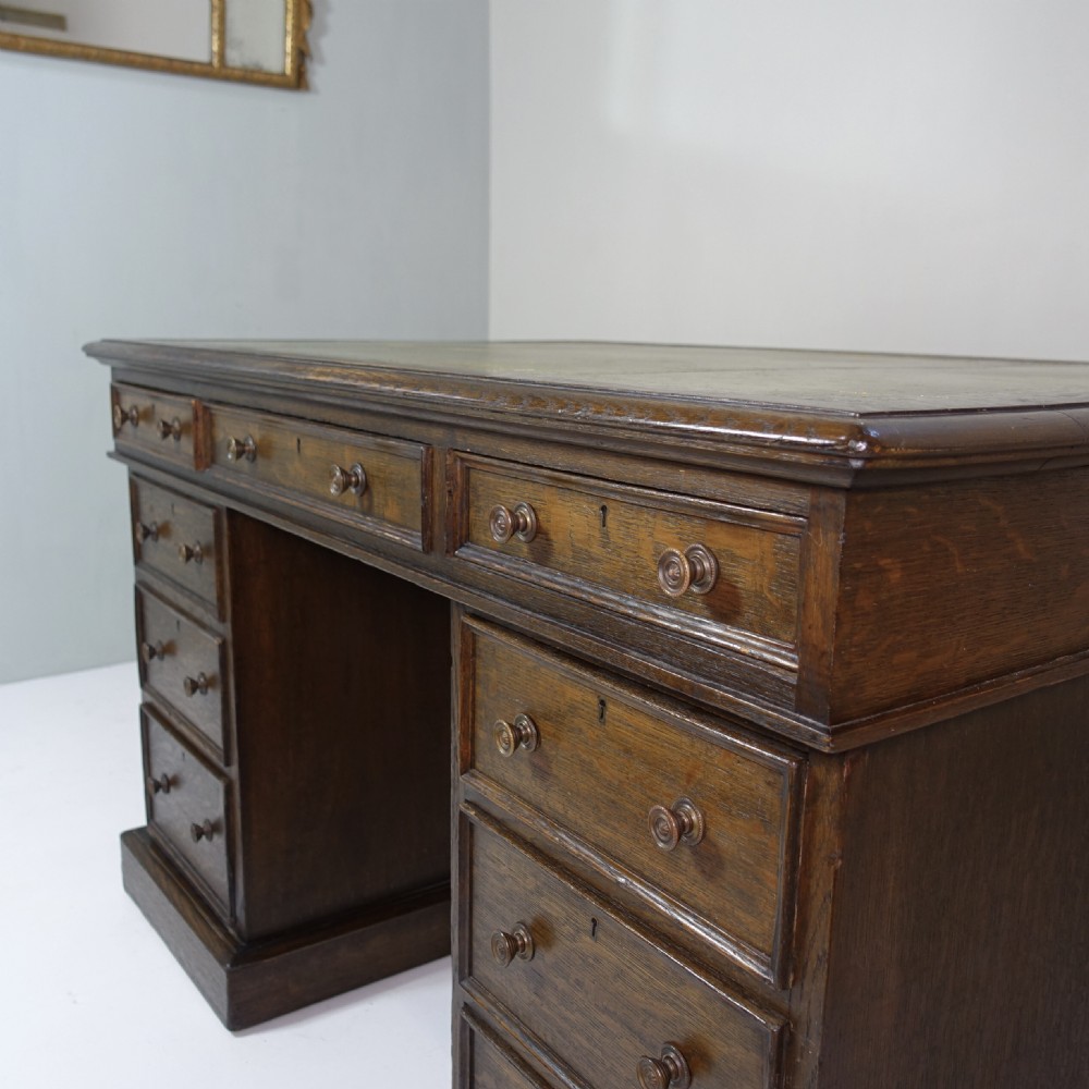 19T C OAK PEDESTAL DESK View III