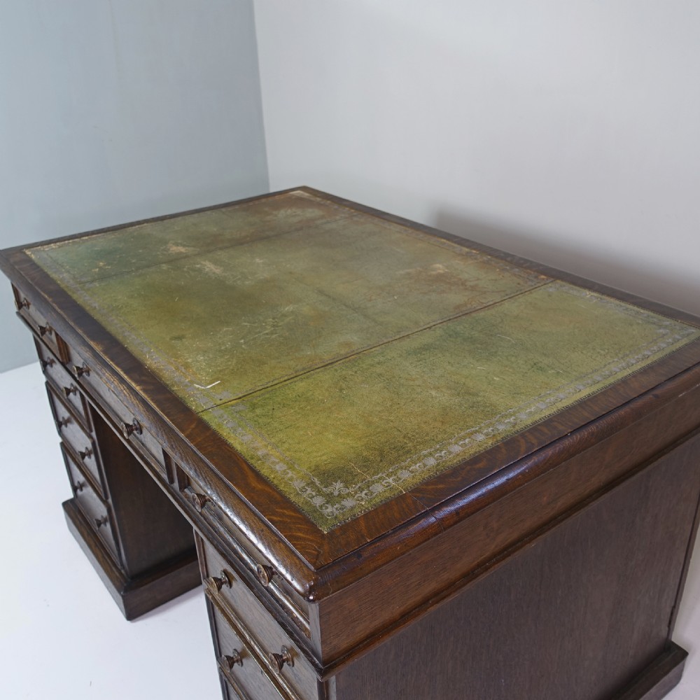 19T C OAK PEDESTAL DESK View V