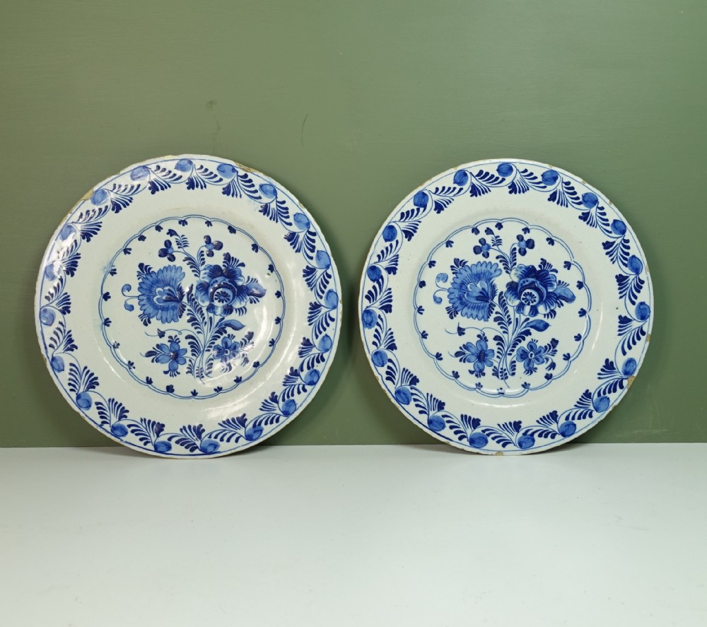 PAIR OF 18TH C DELFT PLATES