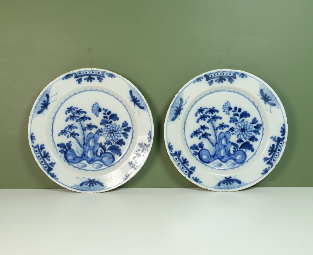 PAIR OF 18TH C DELFT PLATES