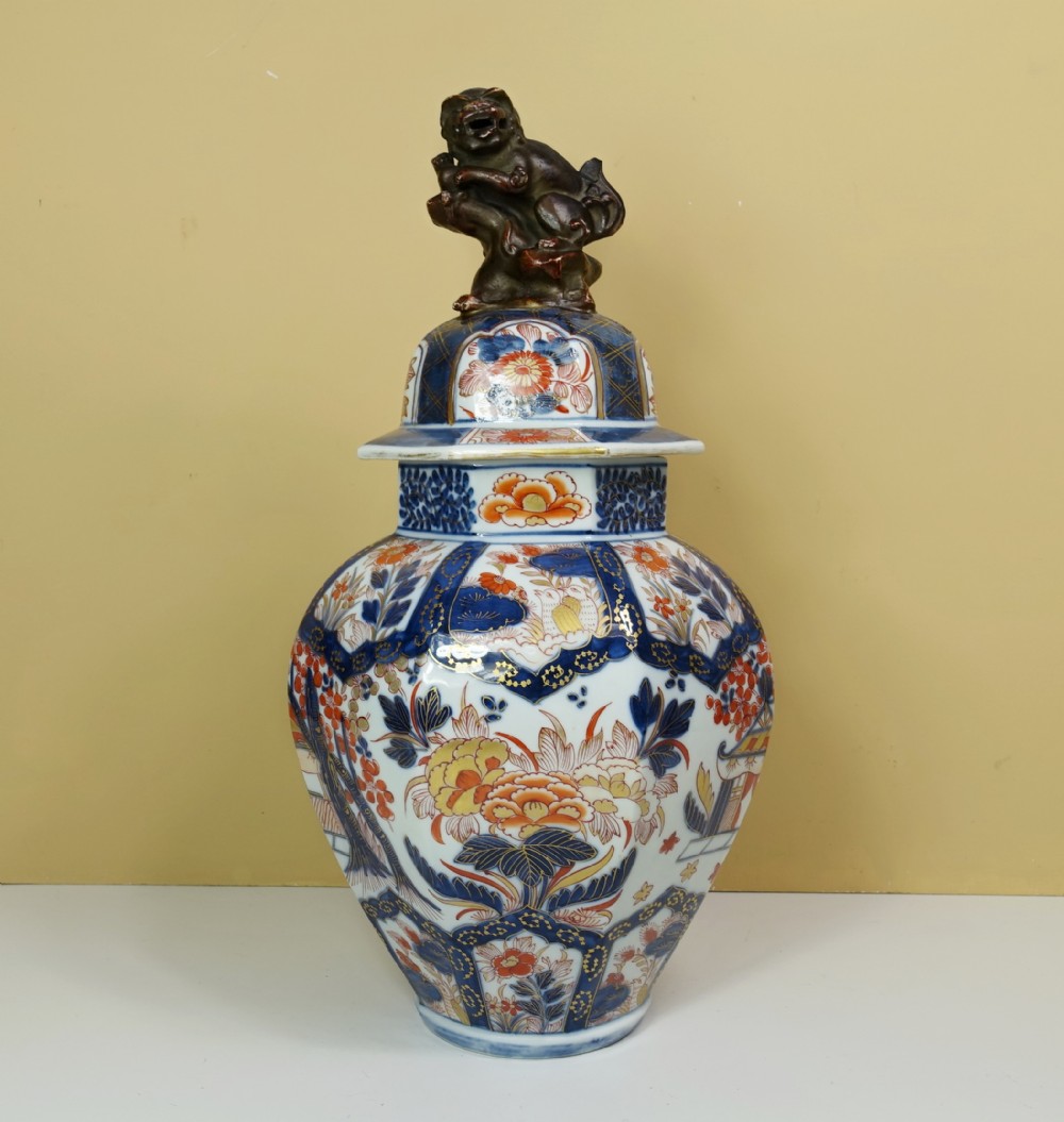19TH C IMARI VASE & COVER