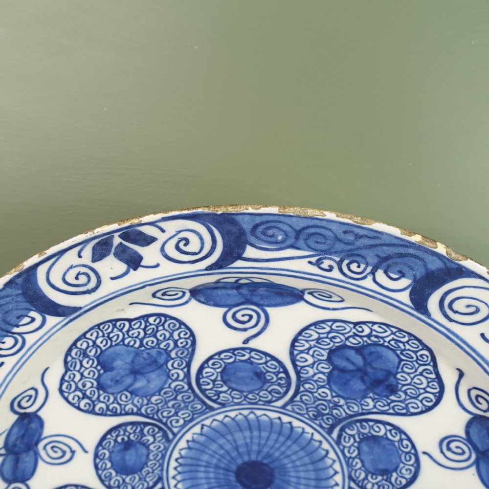 UNUSUAL LARGE 18TH C DELFT CHARGER View II