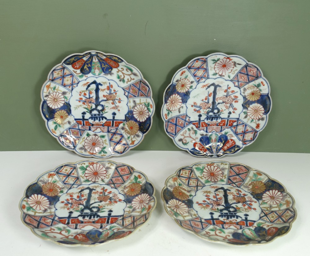 SET OF FOUR 19TH C IMARI PLATES