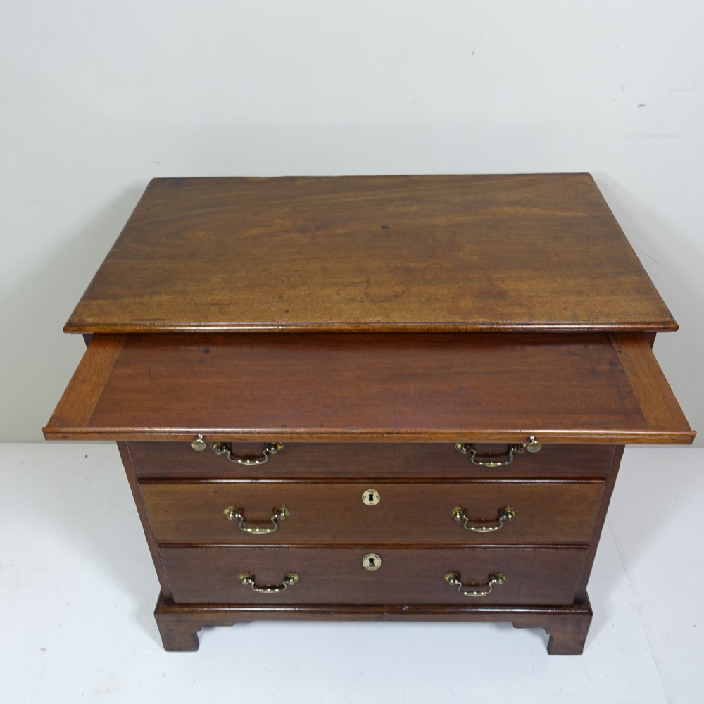 WELL PROPORTIONED 18TH C MAHOGANY CHEST OF DRAWERS View II