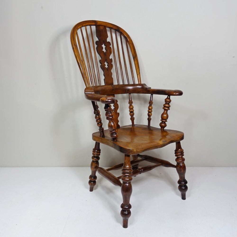 EARLY 19TH C YEW WINDSOR CHAIR
