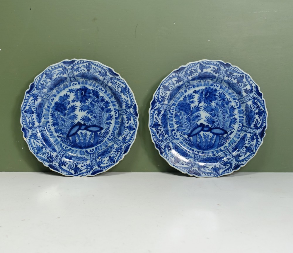 PAIR OF 18TH C DELFT PLATES