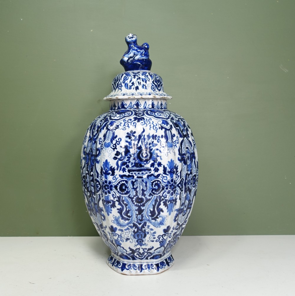 18TH C DELFT VASE & COVER