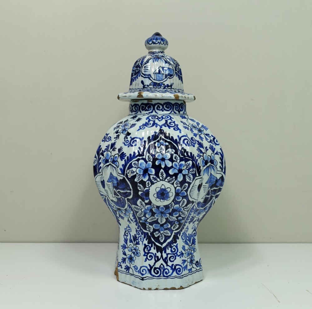 18TH C DELFT VASE & COVER