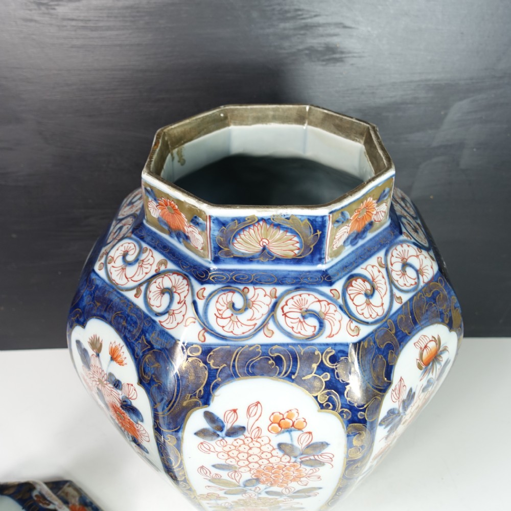 LARGE 19TH C IMARI VASE & COVER View VI