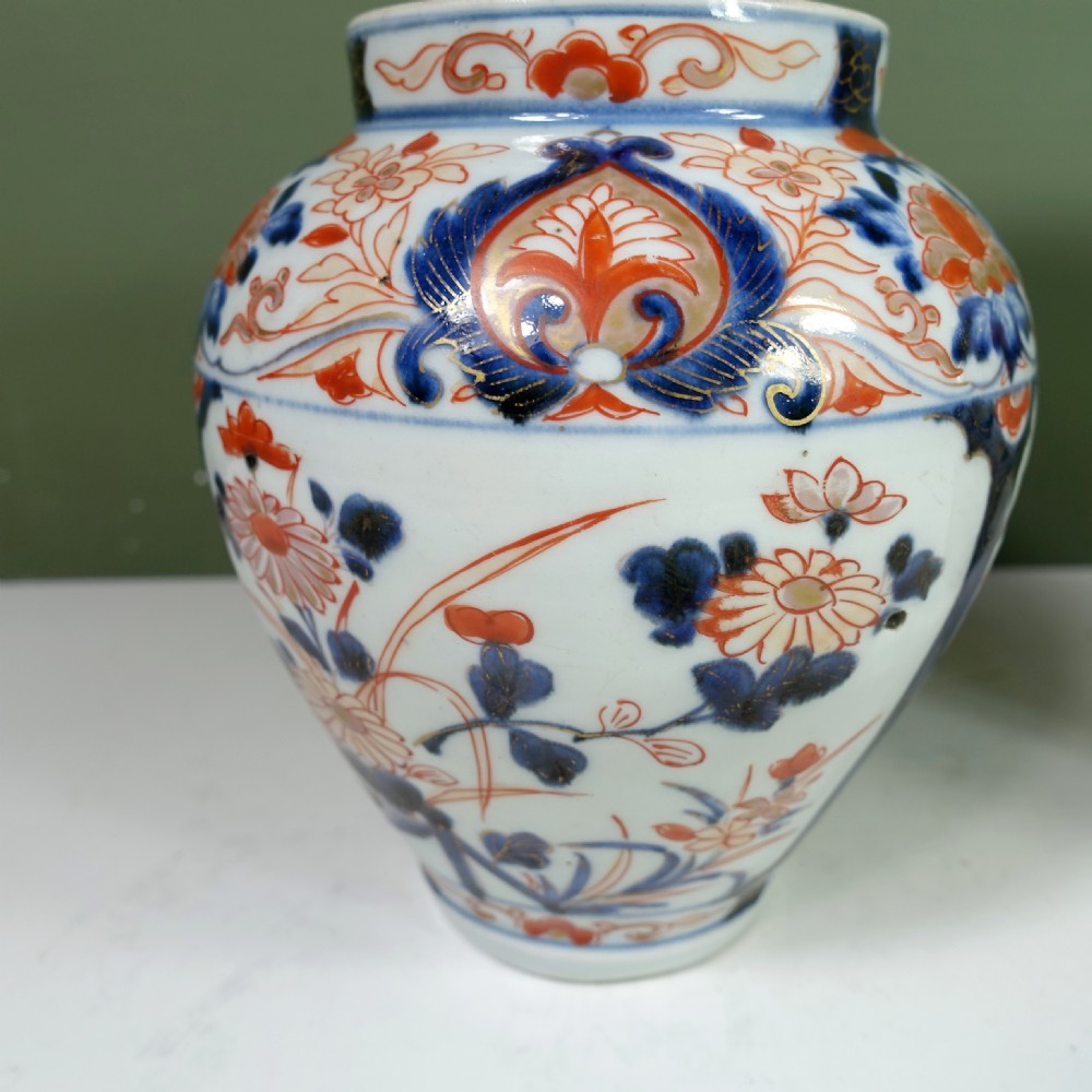 PAIR OF EARLY 19TH C IMARI VASES View III
