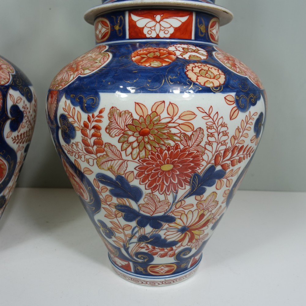 LARGE PAIR OF 19TH C IMARI VASES & COVERS View IV