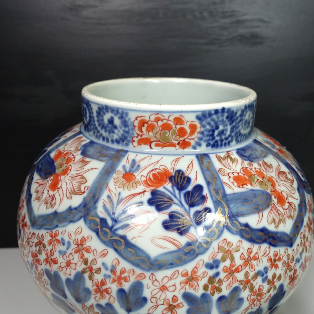 19TH C IMARI VASE & COVER View IV