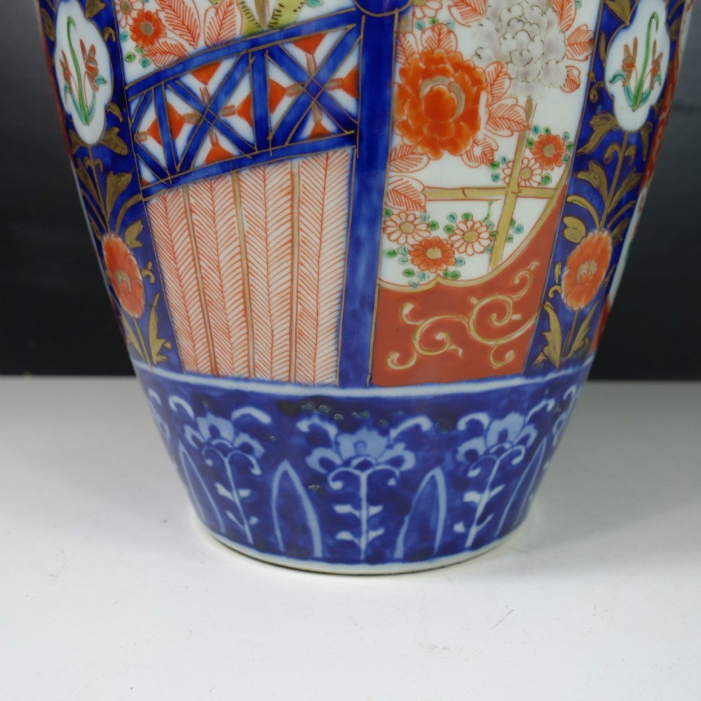 LARGE 19TH C IMARI VASE View III
