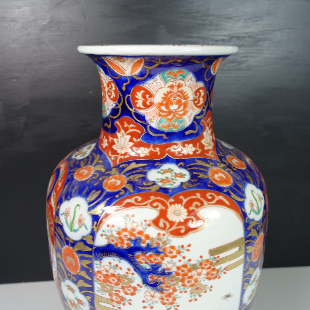LARGE 19TH C IMARI VASE View IV