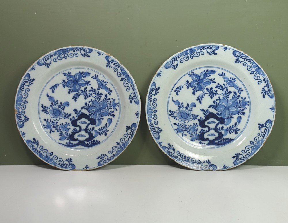 PAIR OF LARGE 18TH C DELFT CHARGERS