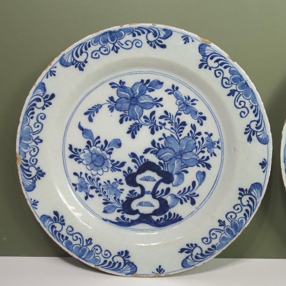 PAIR OF LARGE 18TH C DELFT CHARGERS View II