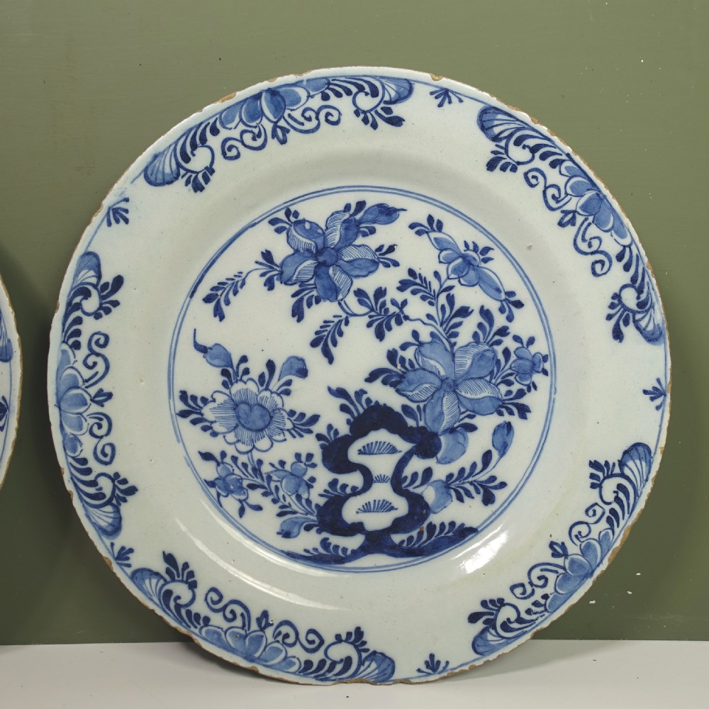 PAIR OF LARGE 18TH C DELFT CHARGERS View III