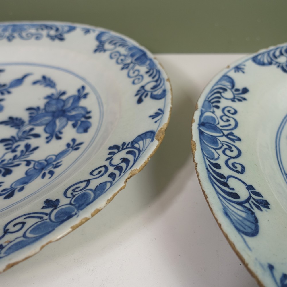 PAIR OF LARGE 18TH C DELFT CHARGERS View IV