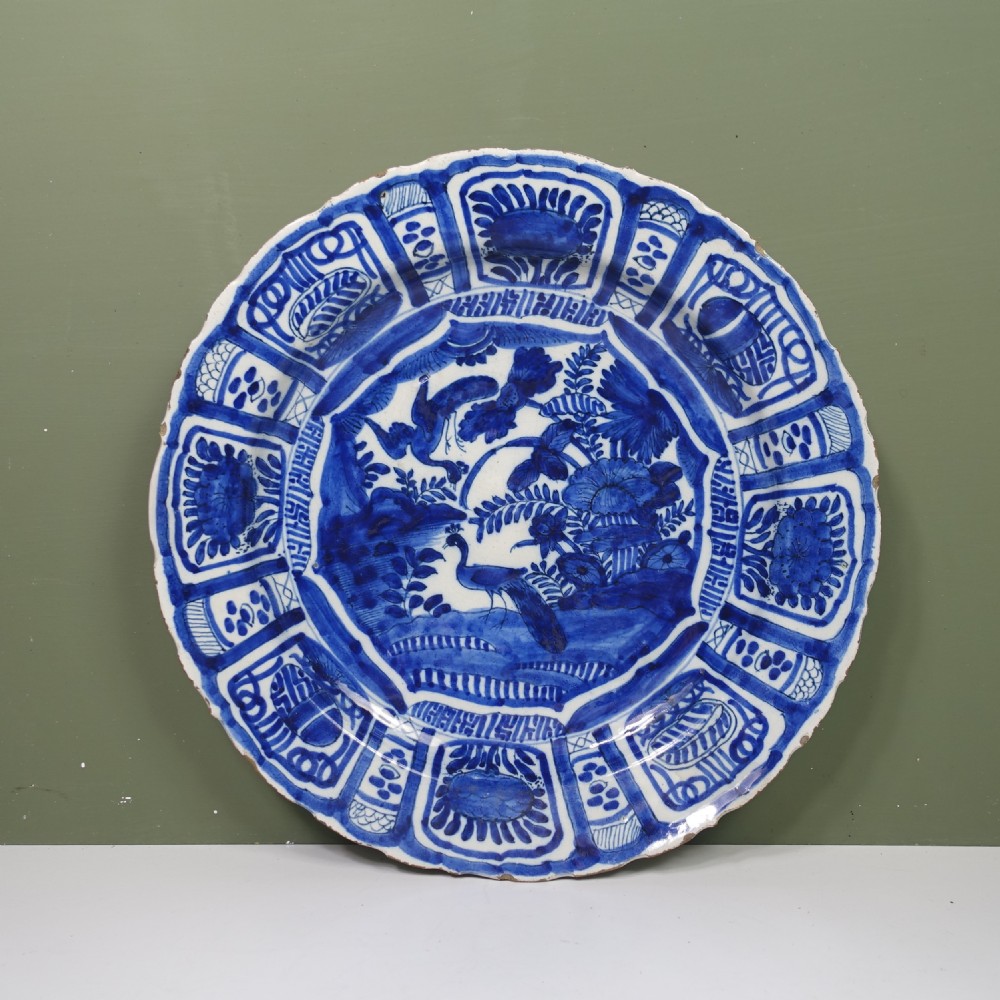 18TH C DELFT CHARGER OF KRAAK DESIGN