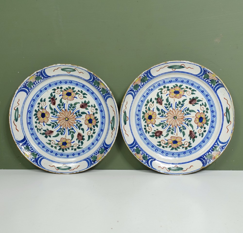 PAIR OF 18TH C DELFT POLYCHROME PLATES