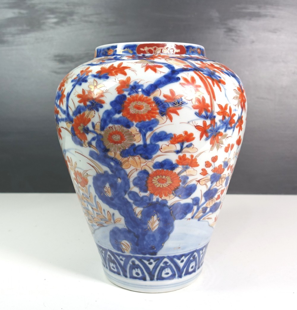 19TH C IMARI VASE