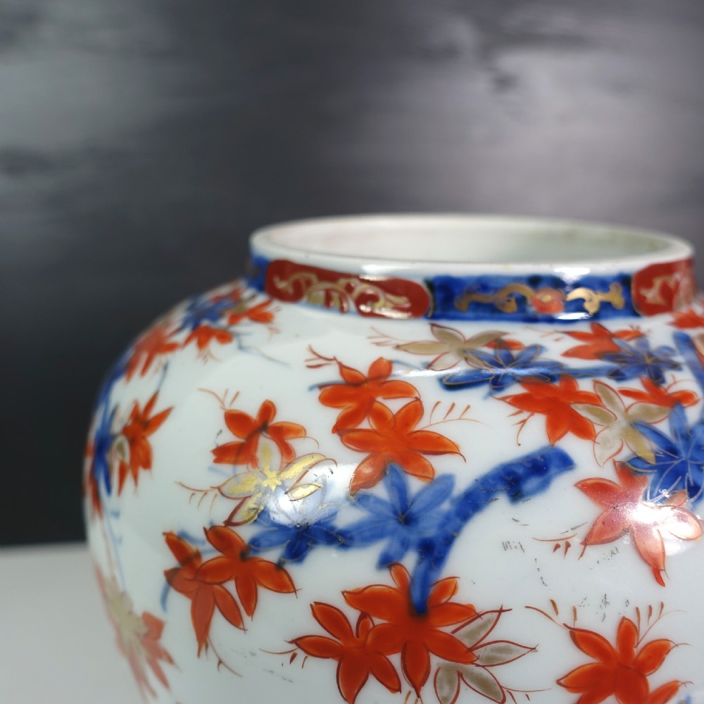 19TH C IMARI VASE View IV