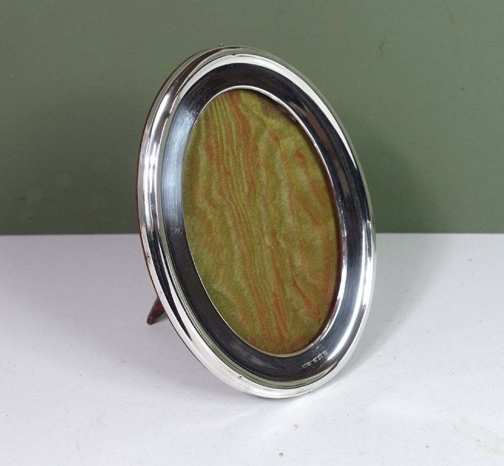OVAL SILVER PHOTOGRAPH FRAME, 1908