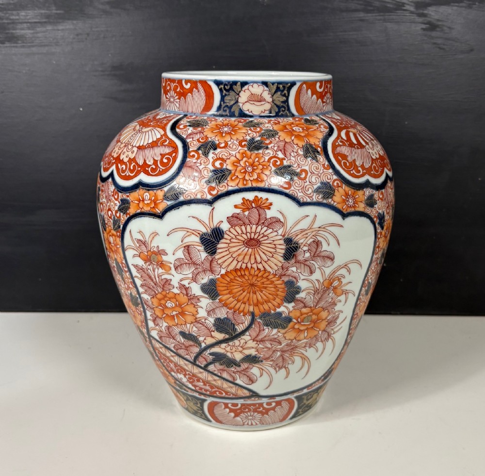 19TH C IMARI VASE