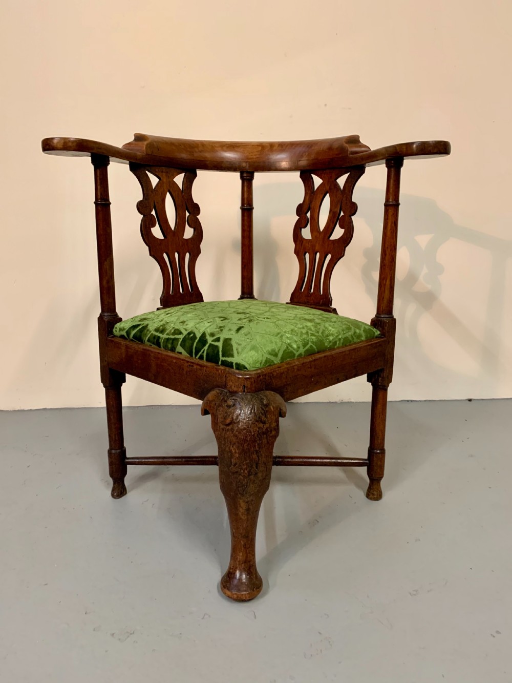 Georgian walnut corner chair 
