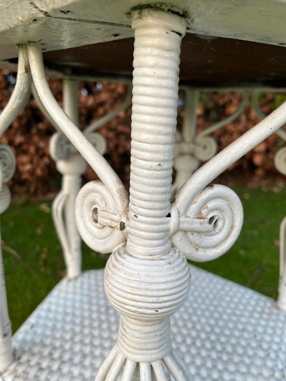 Early American wicker occasional table View X