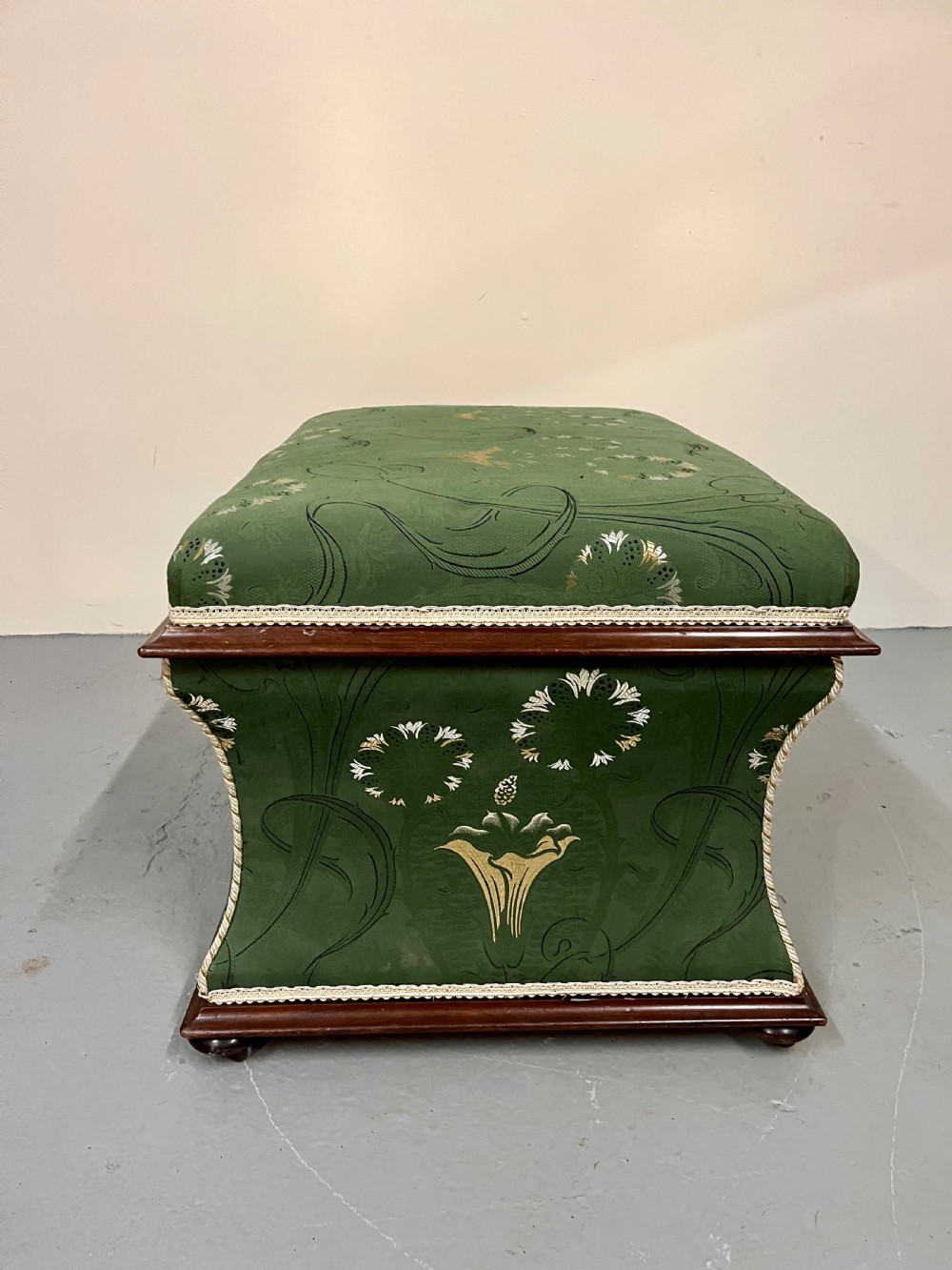 Large ottoman stool View VIII