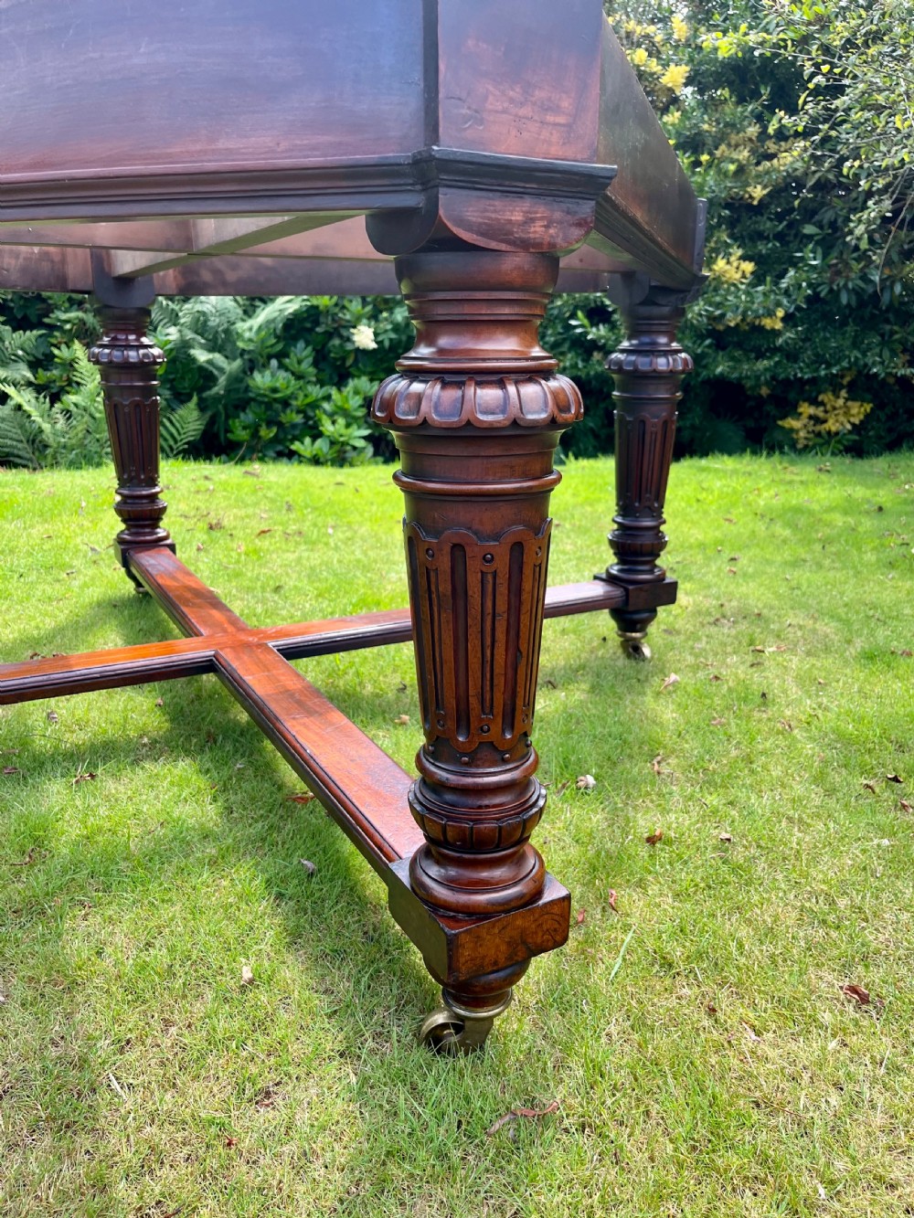 Large octagonal mahogany dining table  View XXI