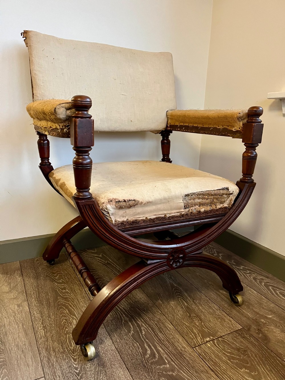 Cross frame open armchair 