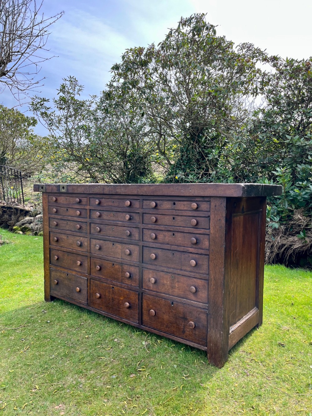 Industrial bank of drawers 