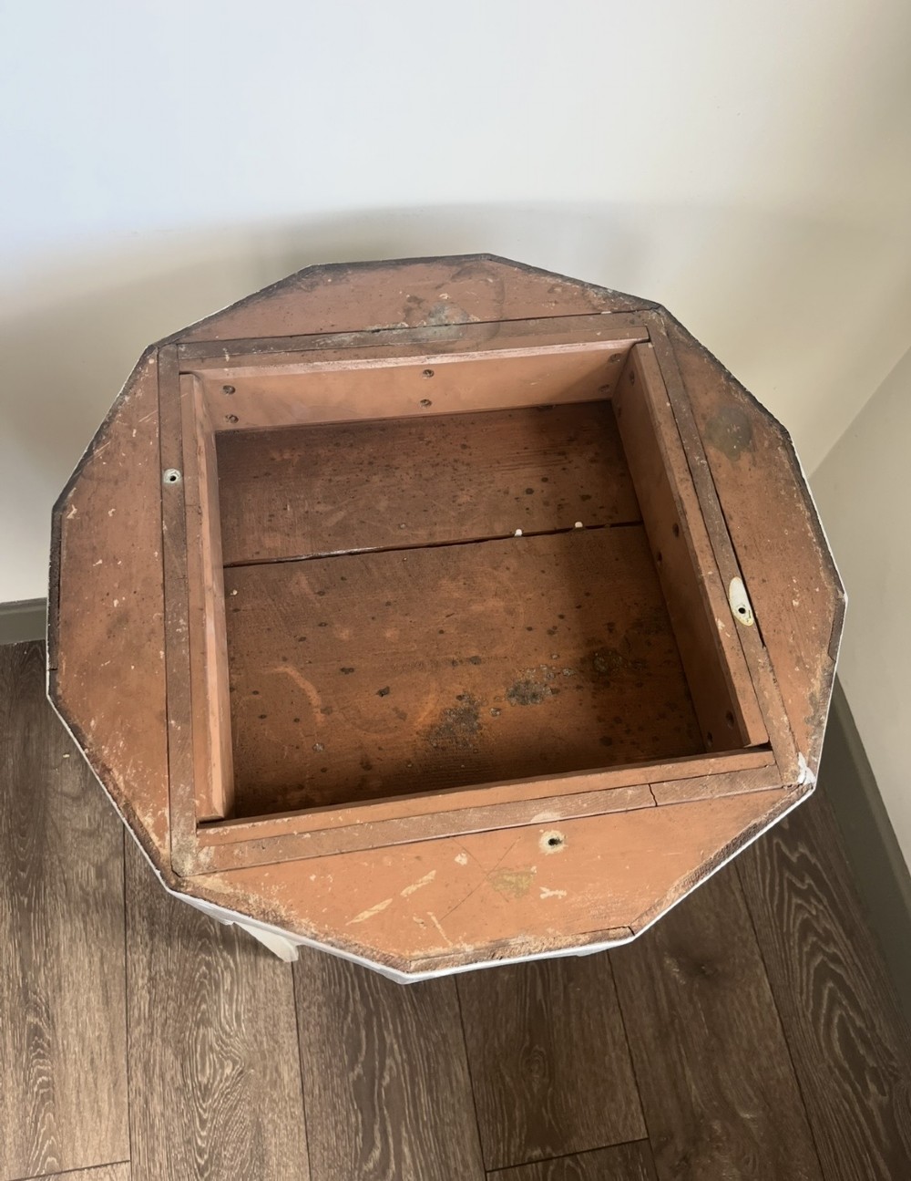 A white painted Moorish style occasional table featuring stepped horseshoe arches and a dark contrasting tray top. View XII