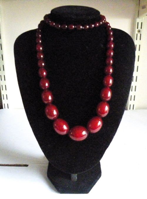 A GOOD ART DECO CHERRY AMBER BAKELITE BEAD NECKLACE