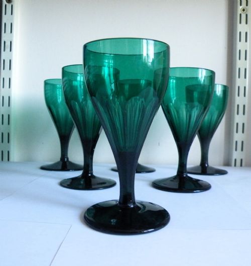 A GOOD SET OF 6 GEORGIAN BRISTOL GREEN WINE GLASSES