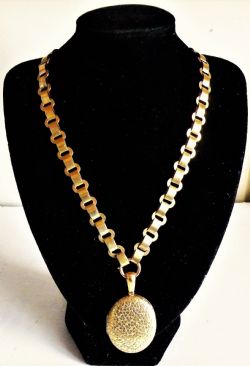 A GOOD VICTORIAN 15 CARAT SOLID GOLD LOCKET AND CHAIN