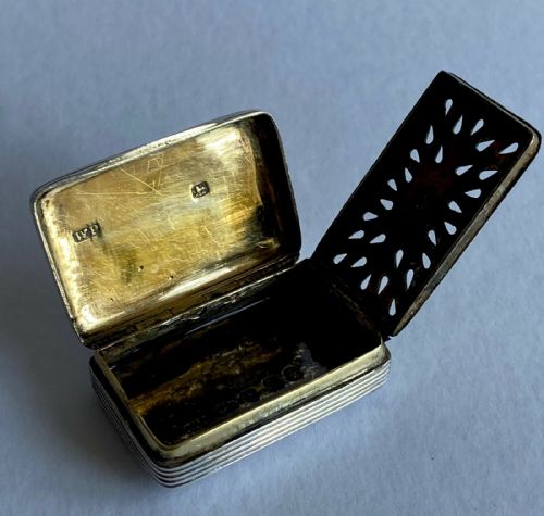 MAGNIFICENT LARGE GEORGIAN SOLID SILVER STERLING VINAIGRETTE GILT LONDON 1801 - ADDITIONAL PHOTO 6