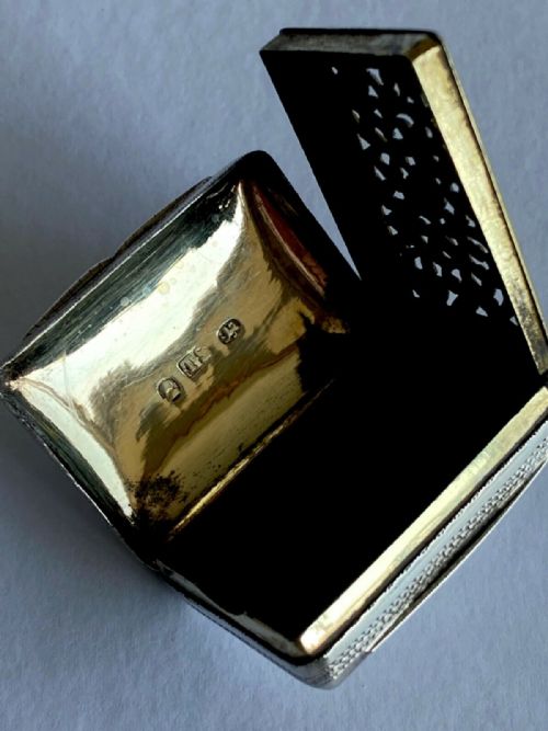 MAGNIFICENT GEORGIAN LARGE SOLID SILVER STERLING VINAIGRETTE GILT 1826 - ADDITIONAL PHOTO 3